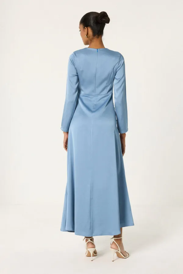 ROBE EN SATIN AVEC DÉTAIL DE BROCHE