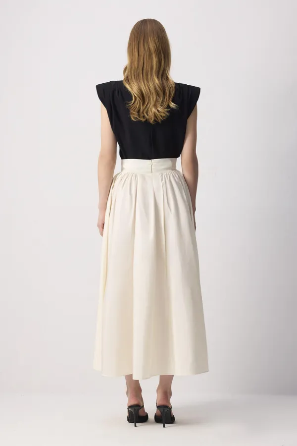 Jupe en taffetas à taille froncée.