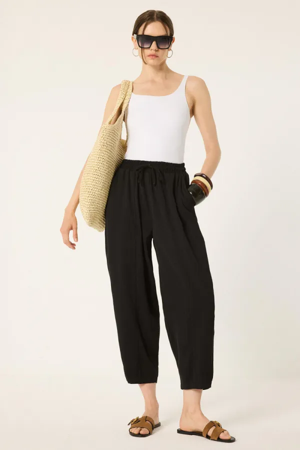 PANTALON CAROTTE AVEC TAILLE ÉLASTIQUE PANTALON CAROTTE AVEC TAILLE ÉLASTIQUE