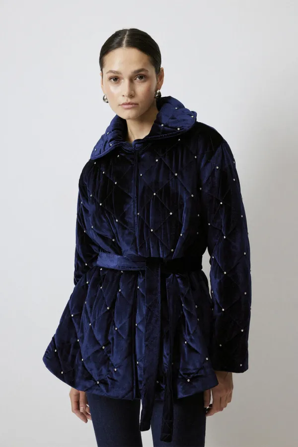 MANTEAU MATELASSÉ AVEC DÉTAILS EN PIERRE