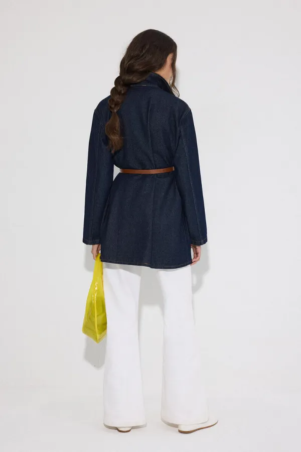 VESTE EN JEAN AVEC DÉTAIL DE CEINTURE