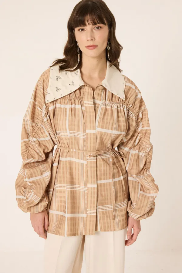 VESTE SURDIMENSIONNÉE AVEC COL ORNÉ DE PIERRES