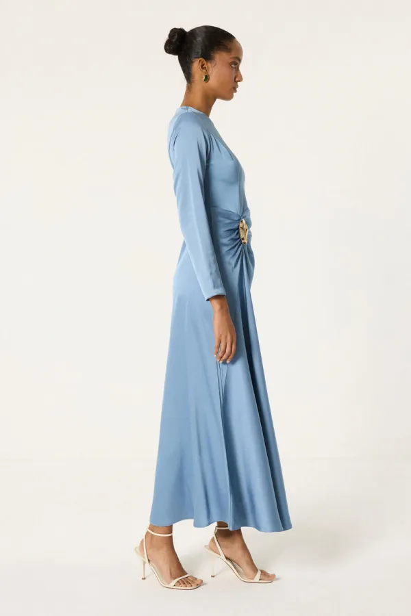 ROBE EN SATIN AVEC DÉTAIL DE BROCHE