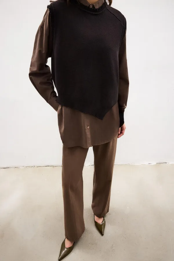 PULL EN MAILLE À COUPE ASYMÉTRIQUE