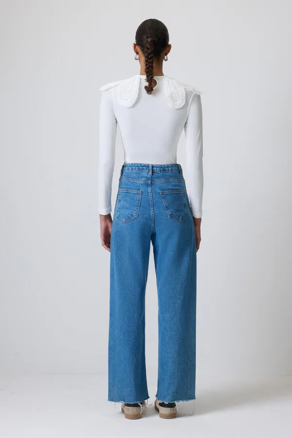 LACE COLLAR AND STUCK BODY