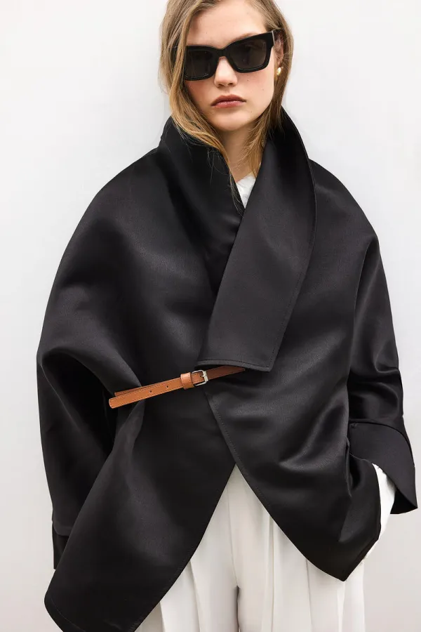 VESTE EN SATIN AVEC CEINTURE EN CUIR