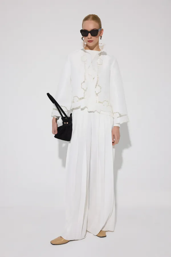 CORPS DRAPÉ SUR LE CÔTÉ