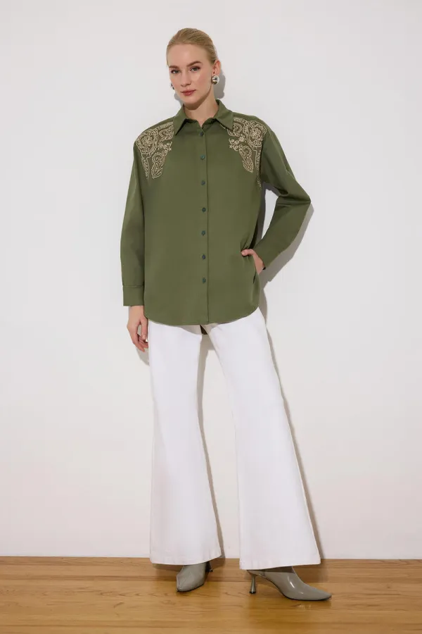 CHEMISE SURDIMENSIONNÉE AVEC BRODERIE SUR LE DEVANT