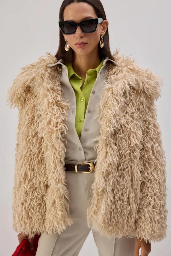 MANTEAU EN FAUSSE FOURRURE