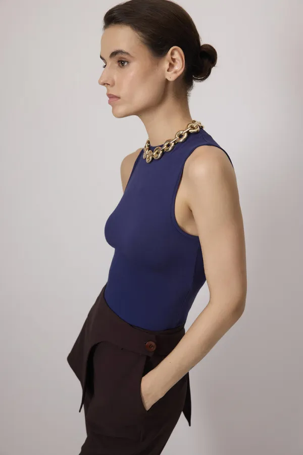 DİK YAKA KOLSUZ İÇLİK