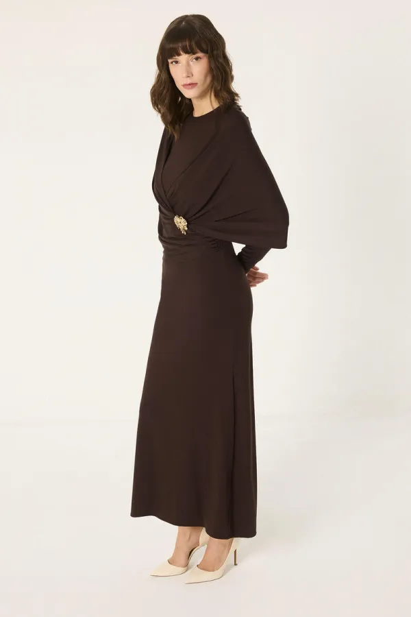 ROBE EN MAILLE AVEC DÉTAIL DE BOUCLE