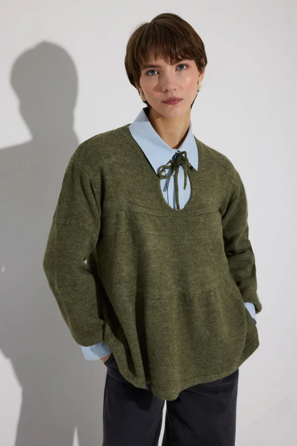 ÖNDEN BAĞLAMALI TRİKO KAZAK