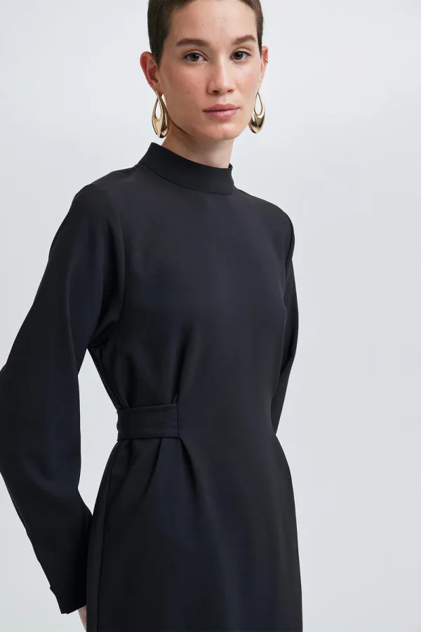 ROBE EN CRÊPE CEINTURE