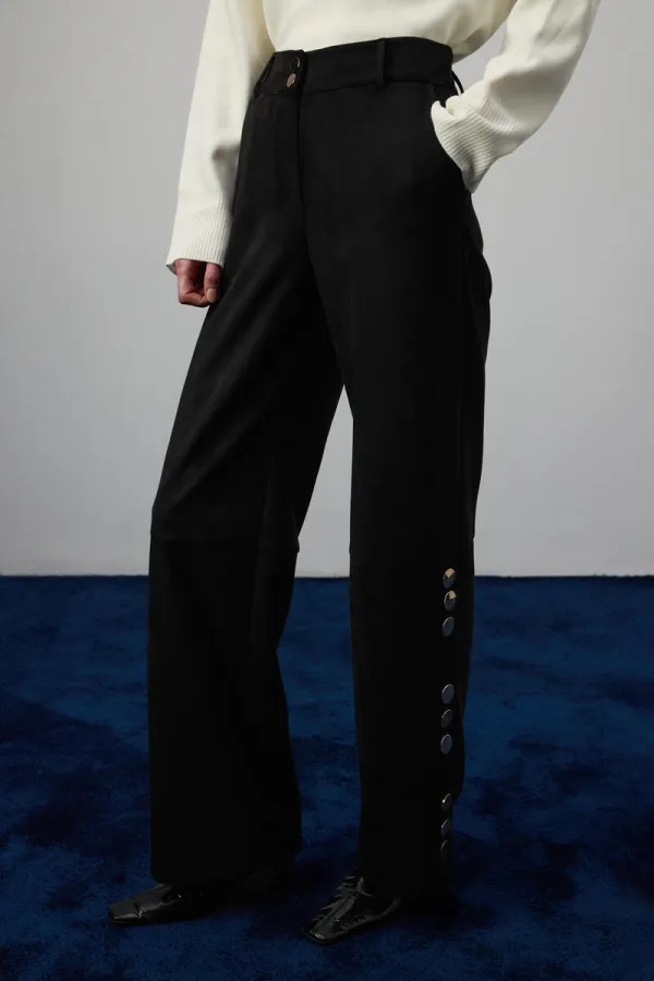 PANTALON EN DAIM À BOUTONS DORÉS