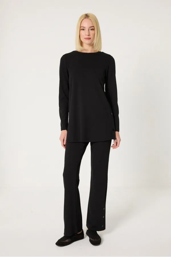 ENSEMBLE TUNIQUE ET PANTALON AVEC DÉTAIL DE BOUTONS-PRESSION
