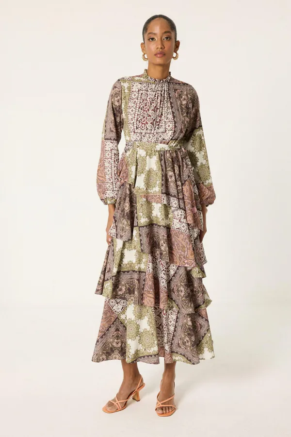 ROBE EN CHIFFON À COUCHES ROBE EN CHIFFON À COUCHES
