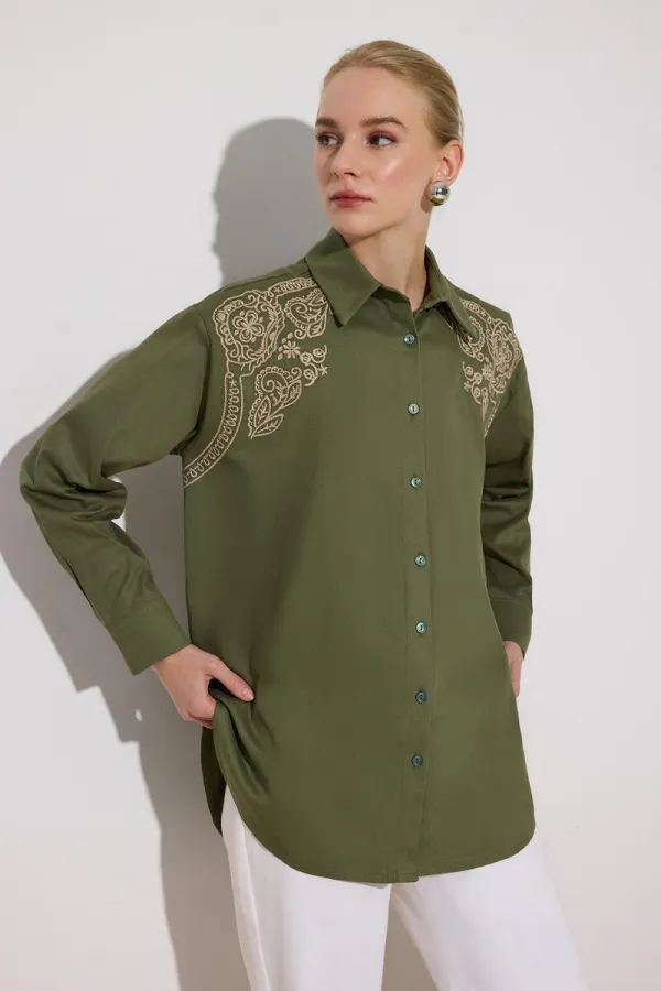 CHEMISE SURDIMENSIONNÉE AVEC BRODERIE SUR LE DEVANT