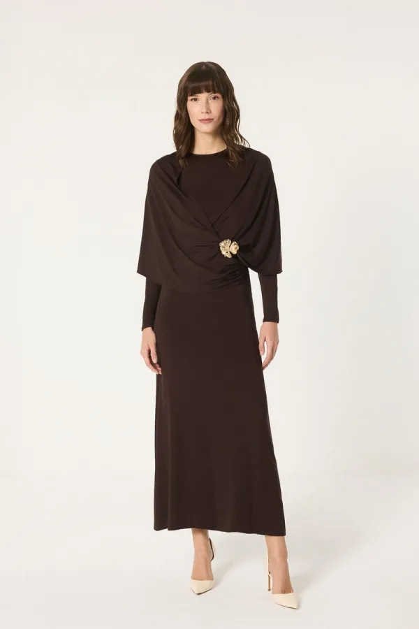 ROBE EN MAILLE AVEC DÉTAIL DE BOUCLE