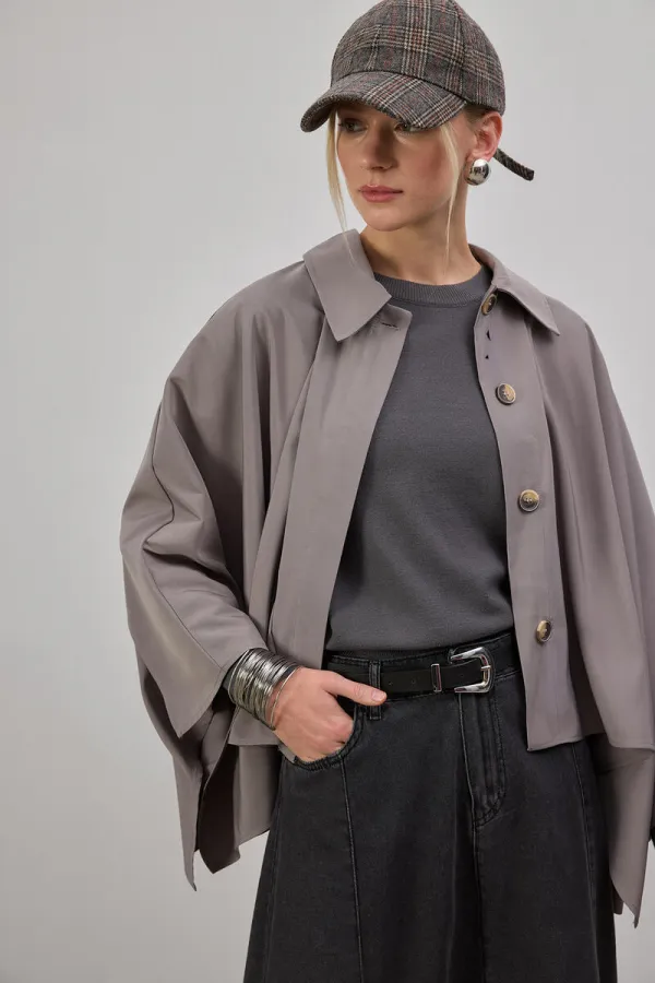 PONCHO COURT À COL ÉPIQUE