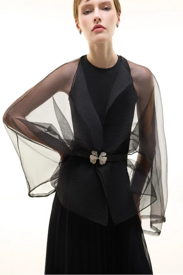 VESTE EN ORGANZA AVEC DÉTAIL DE PASSEPOIR