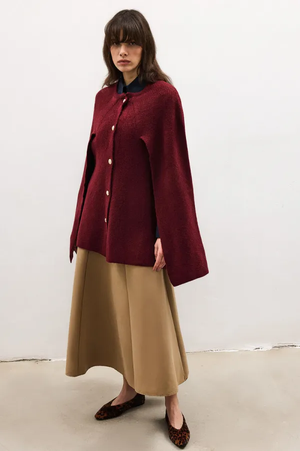 PONCHO EN MAILLE À BOUTONS DORÉS
