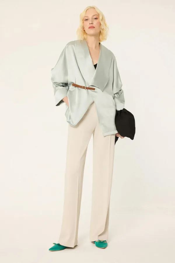 VESTE EN SATIN AVEC CEINTURE EN CUIR