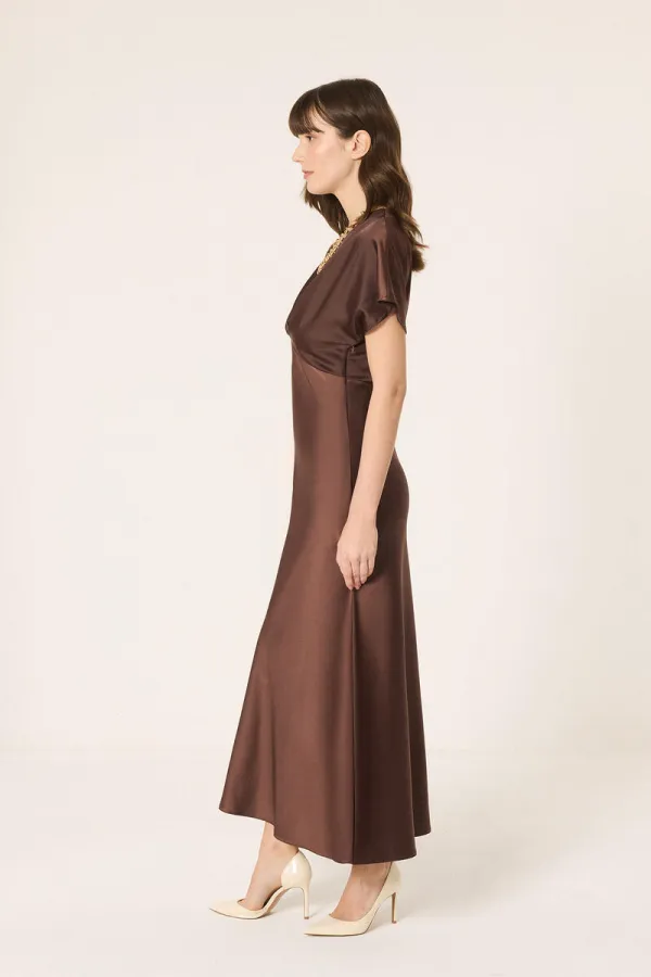robe en satin à col en V