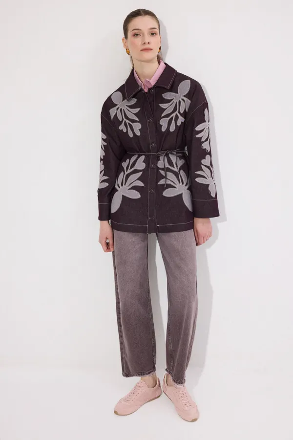 VESTE EN JEAN AVEC BRODERIE APPLIQUE ET CEINTURE.