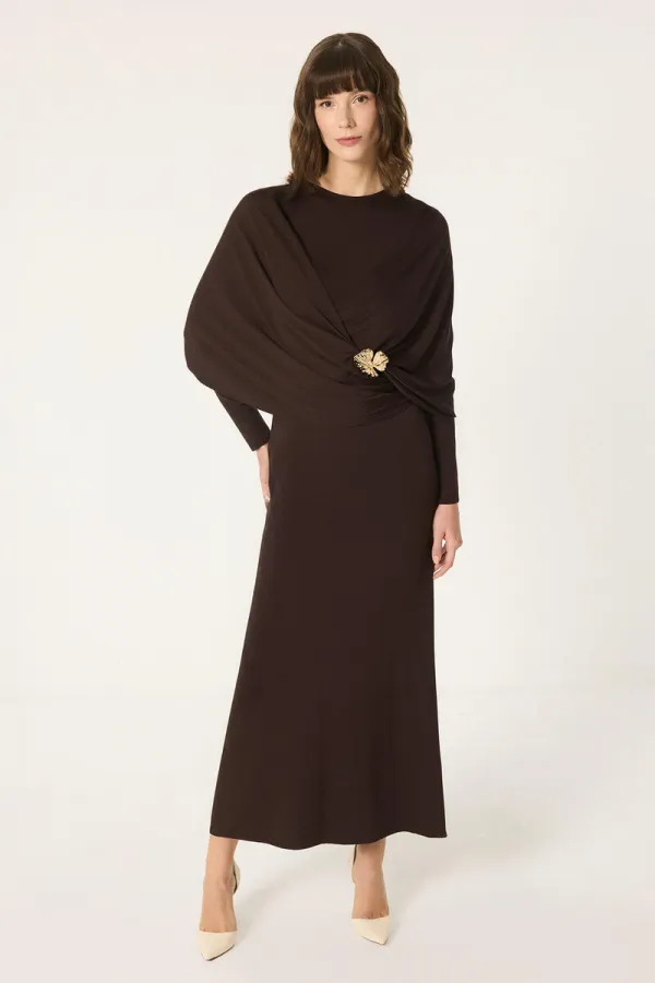 ROBE EN MAILLE AVEC DÉTAIL DE BOUCLE