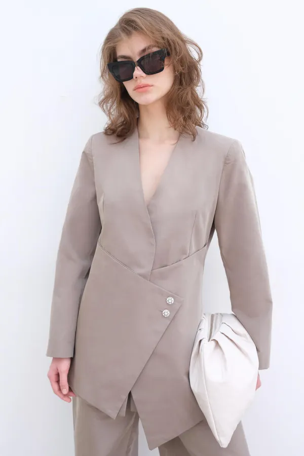 ENSEMBLE VESTE ET PANTALON ASYMÉTRIQUE AVEC DÉTAIL DE BOUTONS