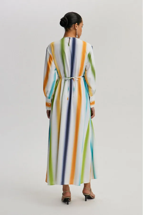 İNCİ DÜĞME DETAYLI BÜZGÜLÜ ELBİSE