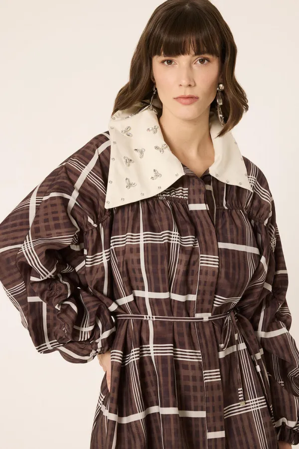 VESTE SURDIMENSIONNÉE AVEC COL ORNÉ DE PIERRES