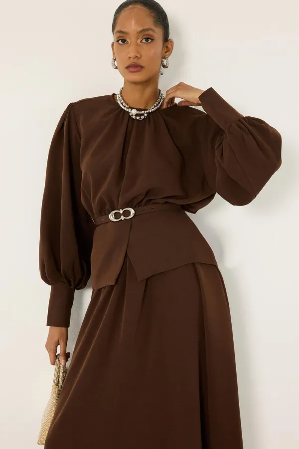 ENSEMBLE TUNIQUE ET JUPE AVEC DÉTAIL DE CEINTURE