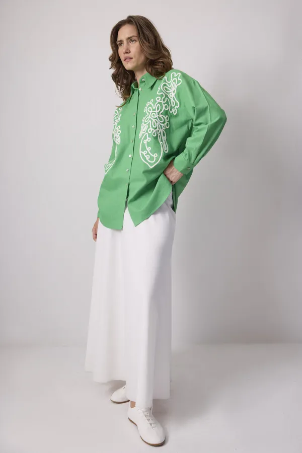 CHEMISE AVEC BRODERIE CONTRASTÉE CHEMISE AVEC BRODERIE CONTRASTÉE