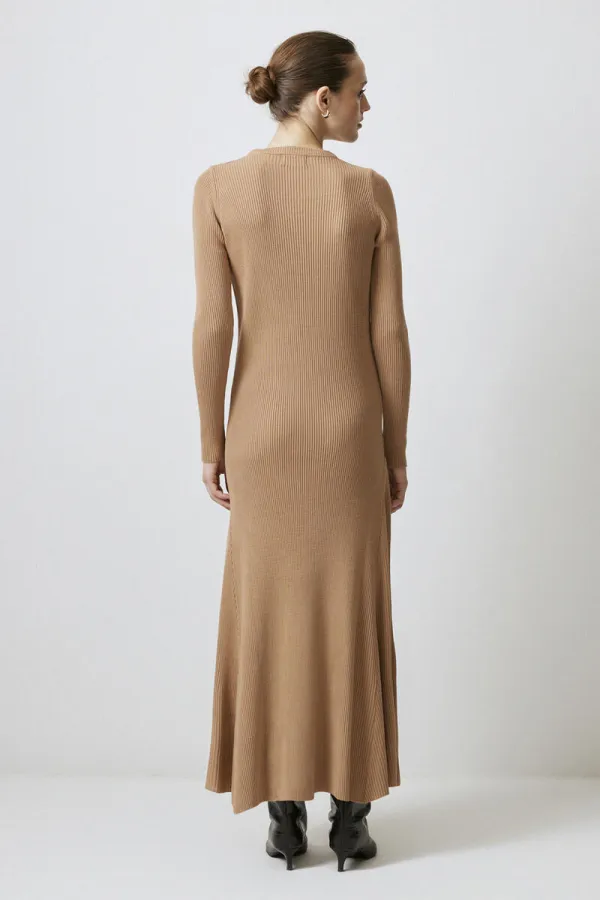 ROBE EN MAILLE À COL ROND CÔTELÉ