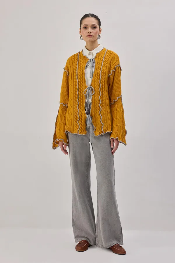 KONTRAST BİYELİ TRİKO HIRKA