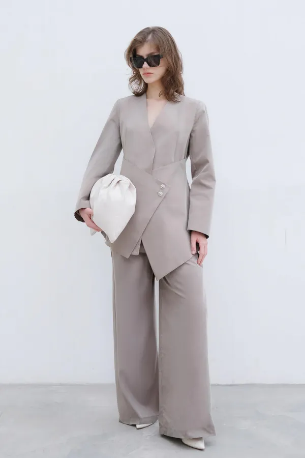 ENSEMBLE VESTE ET PANTALON ASYMÉTRIQUE AVEC DÉTAIL DE BOUTONS