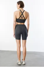 Soutien-gorge de sport légèrement rembourré avec détail au dos (CROSS-TOP)