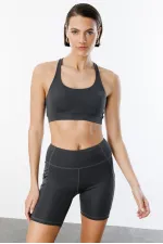 Soutien-gorge de sport légèrement rembourré avec détail au dos (CROSS-TOP)