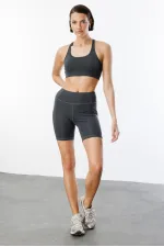 Soutien-gorge de sport légèrement rembourré avec détail au dos (CROSS-TOP)