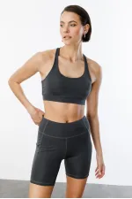 Soutien-gorge de sport légèrement rembourré avec détail au dos (CROSS-TOP)