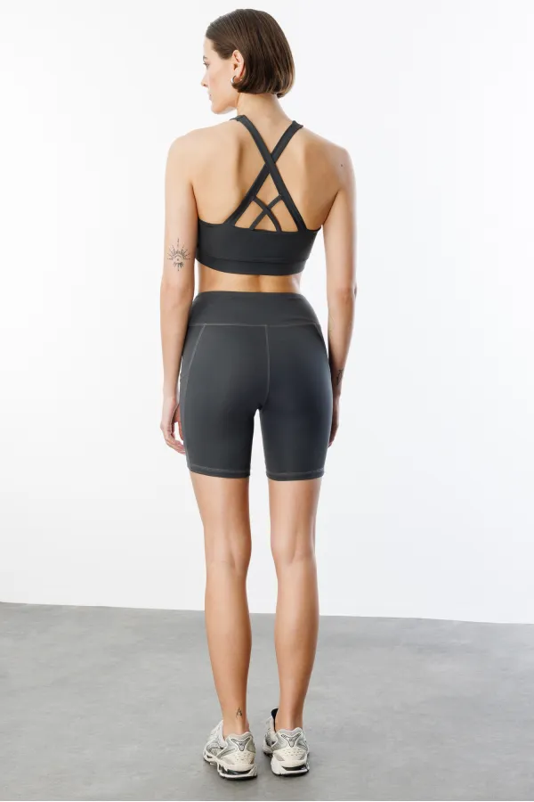 Soutien-gorge de sport légèrement rembourré avec détail au dos (CROSS-TOP)