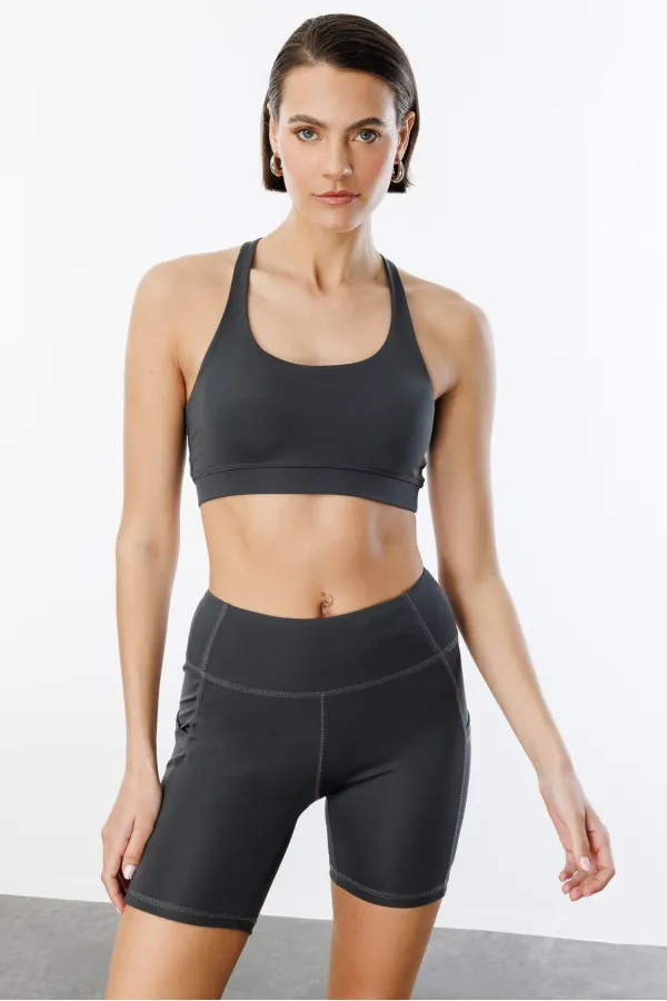 Soutien-gorge de sport légèrement rembourré avec détail au dos (CROSS-TOP)