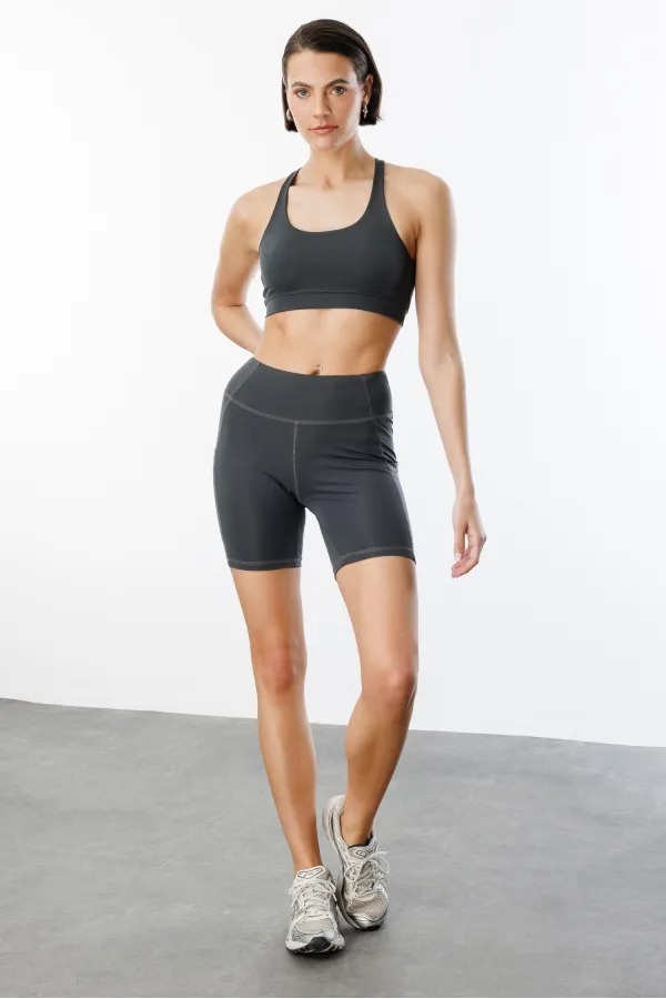 Soutien-gorge de sport légèrement rembourré avec détail au dos (CROSS-TOP)