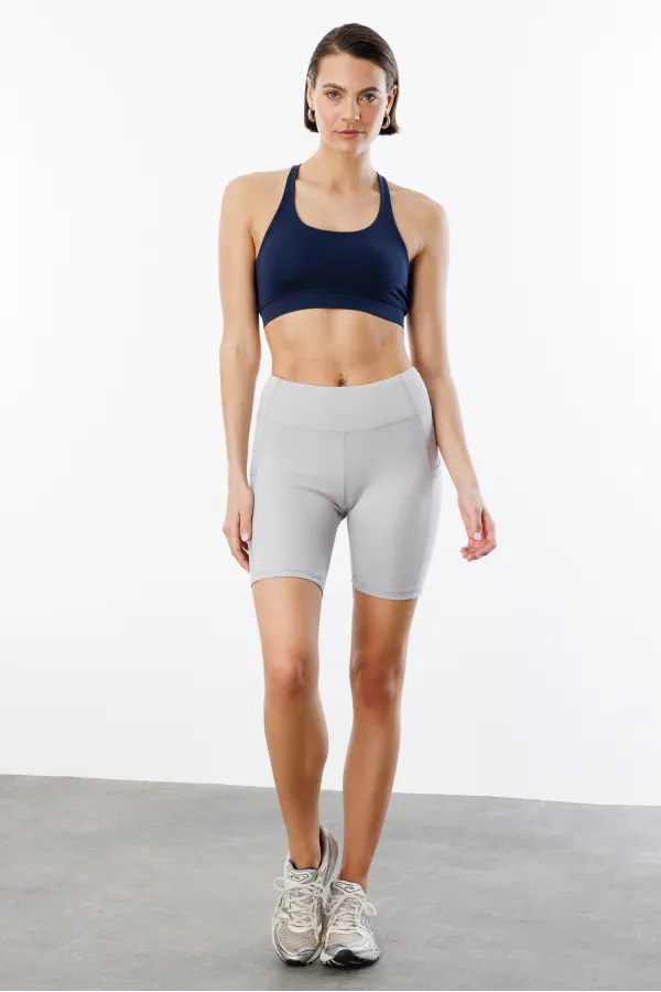 Soutien-gorge de sport légèrement rembourré avec détail au dos (CROSS-TOP)