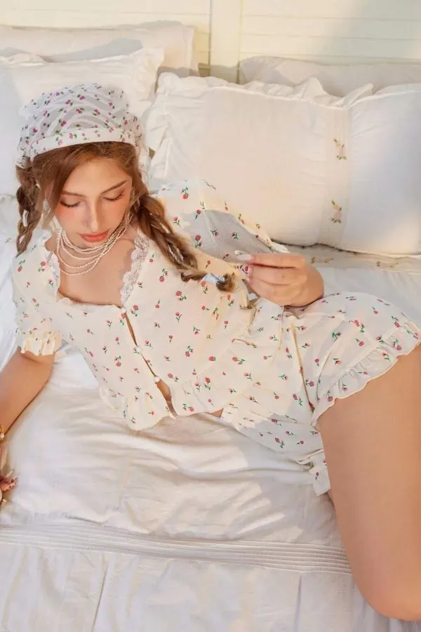 Çiçek Baskılı Dantel Detaylı Fırfırlı Pijama Takımı