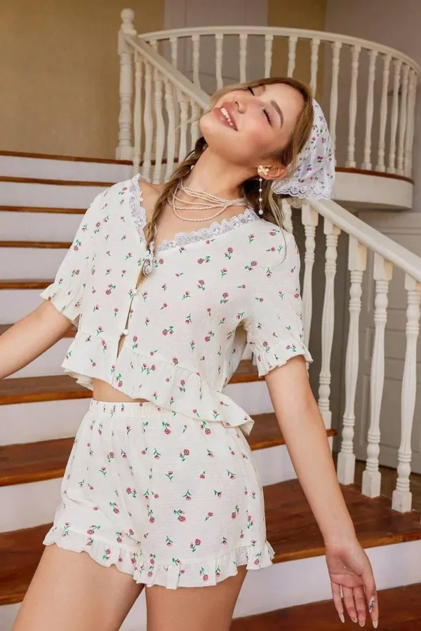 Çiçek Baskılı Dantel Detaylı Fırfırlı Pijama Takımı
