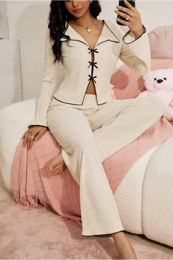 Ensemble de pyjama saisonnier pour femme avec nœud détaillé et fente