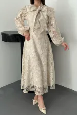 Robe beige en gros avec détail foulard au col