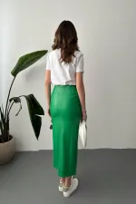 Jupe verte fendue et brodée en gros